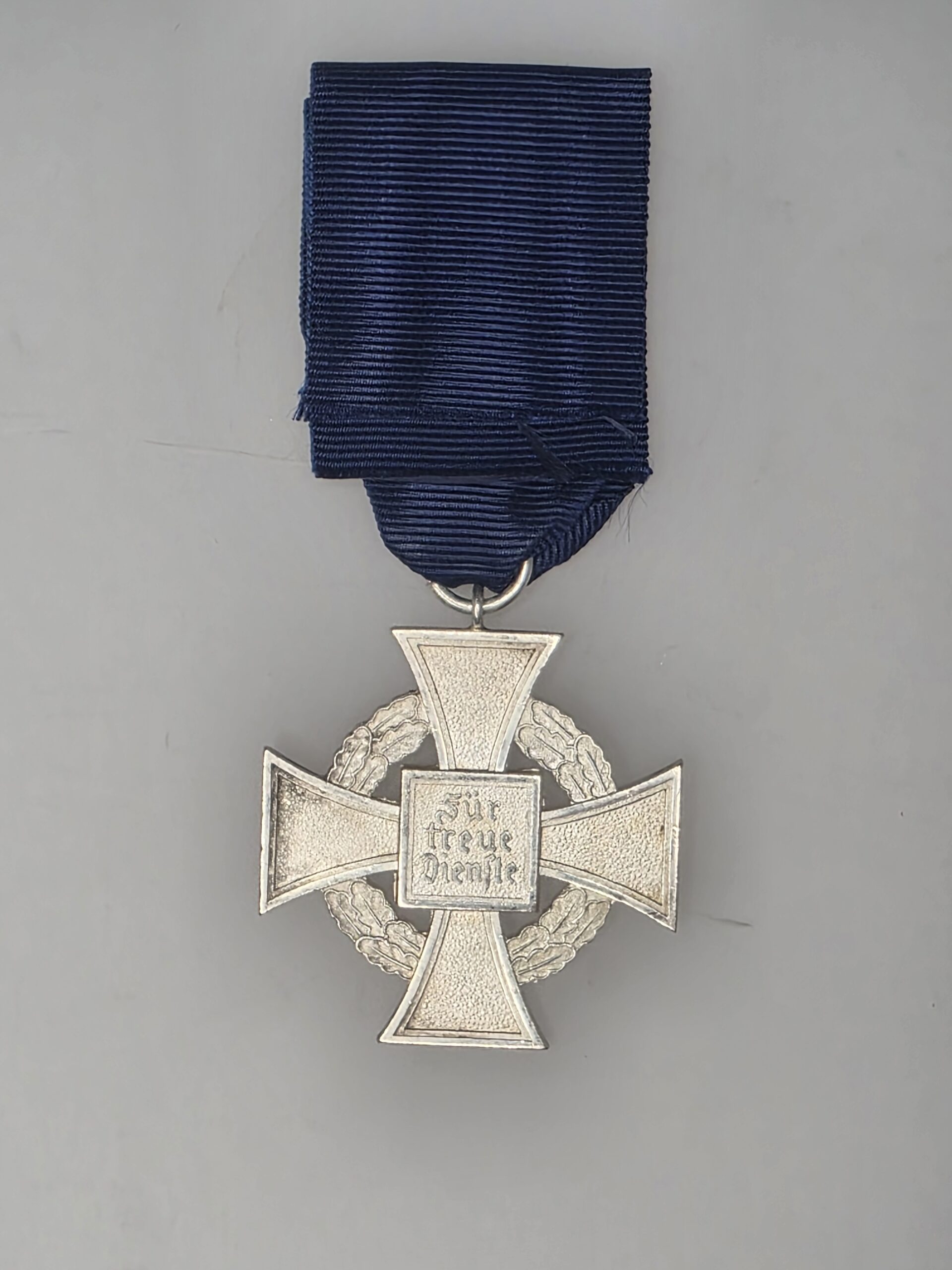 Treudienst-Ehrenzeichen reverse with Für treue Dienste inscription and blue ribbon