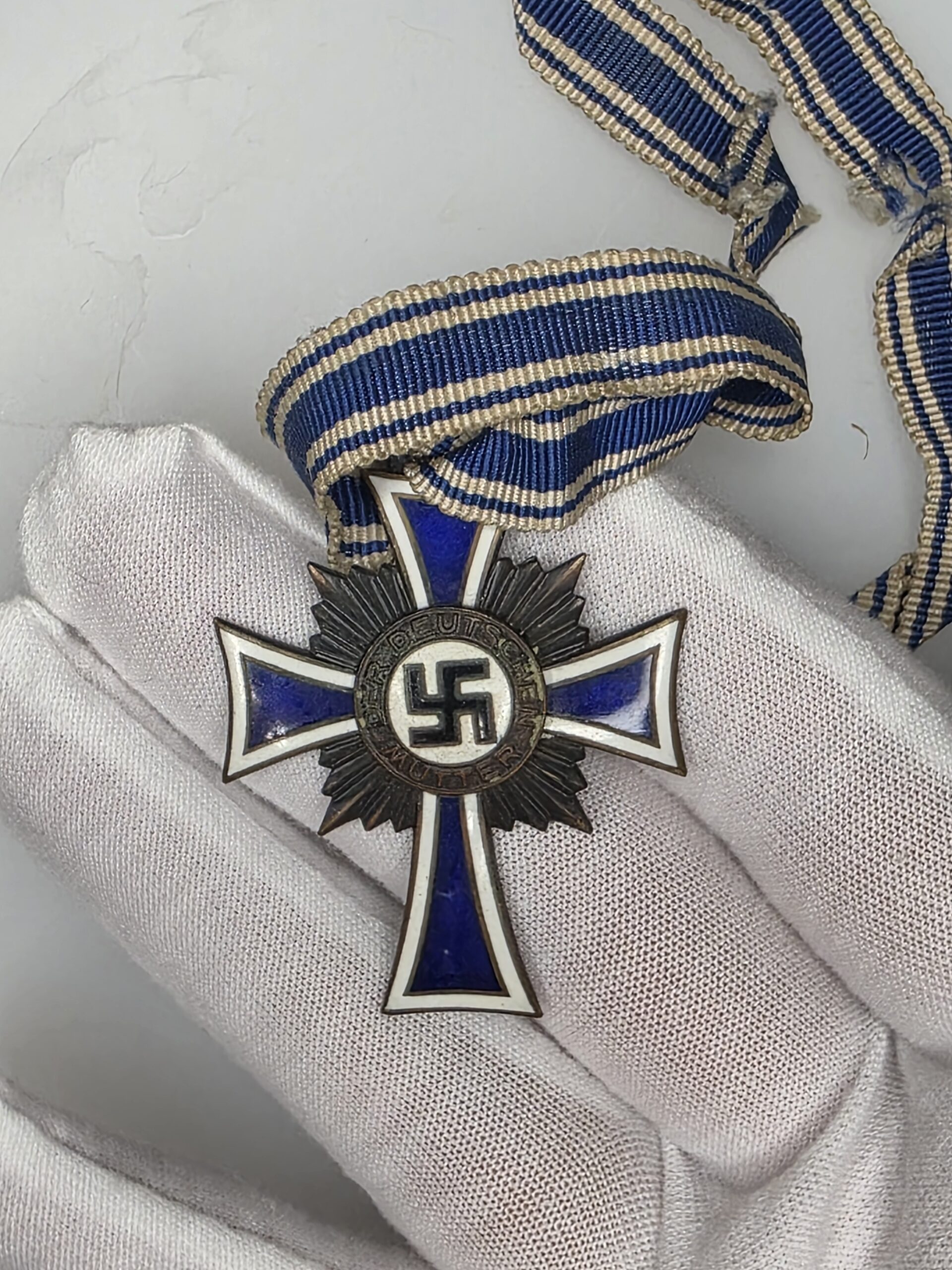 Original German Mother’s Cross in Bronze with Ribbon – WWII Mutterkreuz - Image 3