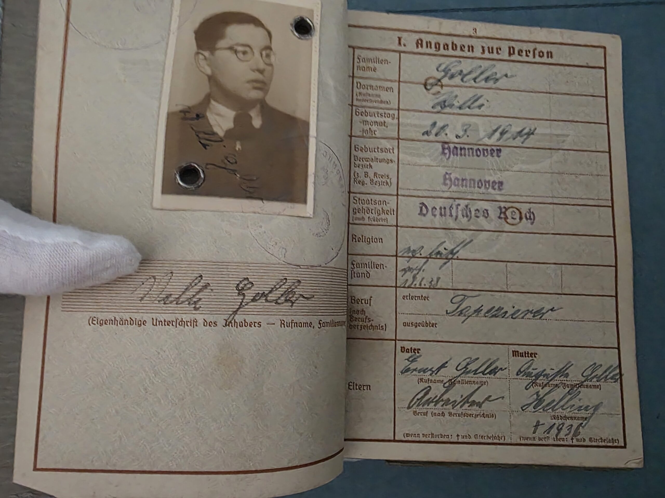 WWII German Wehrpass – Willi Geller Original WWII German Wehrpass of Willi Geller from Hannover